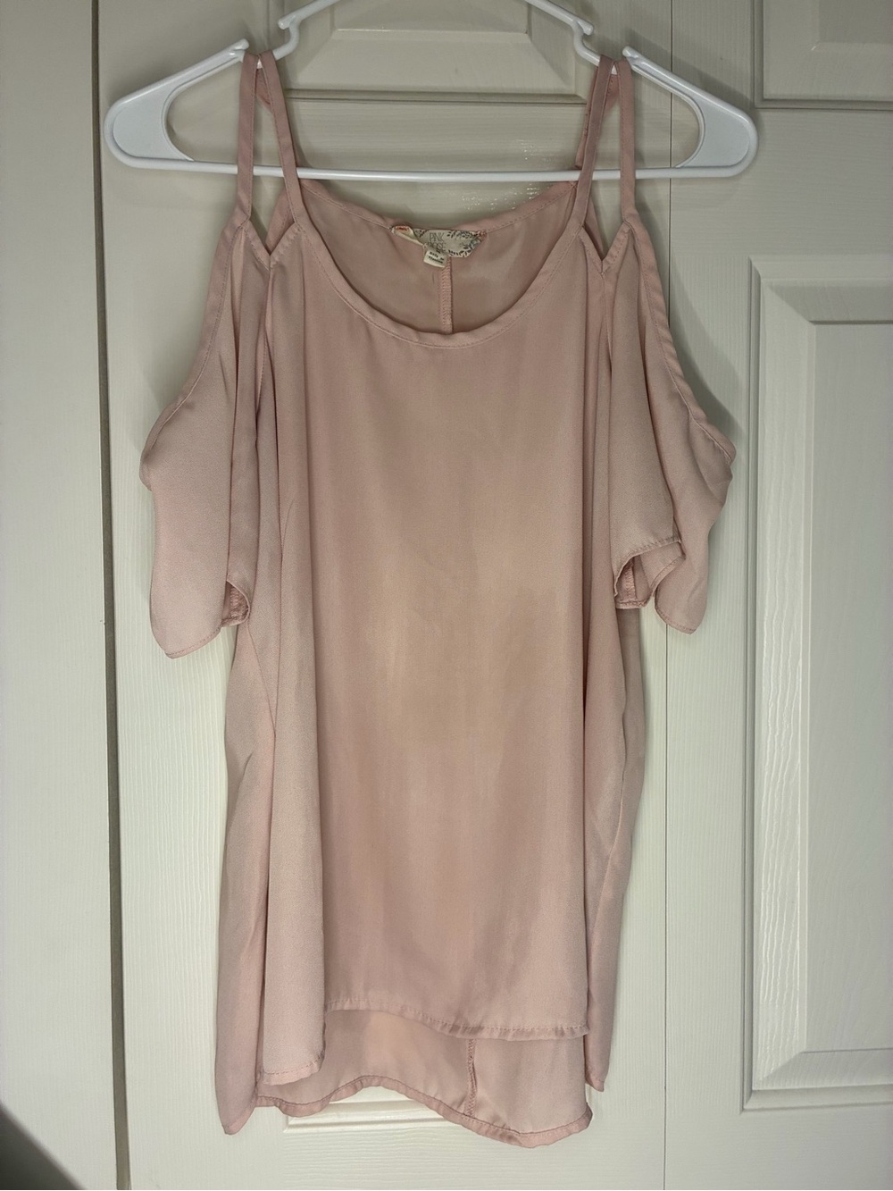 Womenโs Medium Sheer/Light Pink Cold-Shoulder Flowy Top